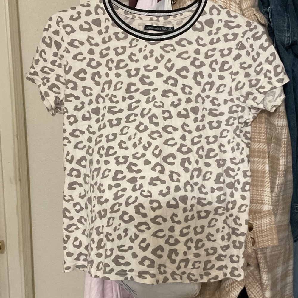 Abercrombie & Fitch Gray Patterned Tee